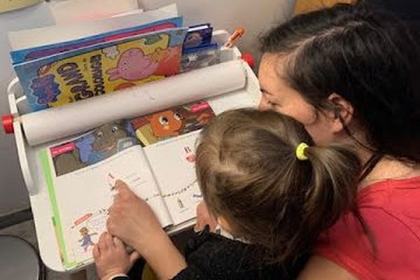 Audrey Gaillard et sa fille Lily lors d'une leçon à la maison. 