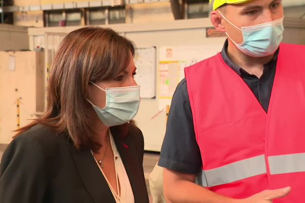 Anne Hidalgo a choisi Le Creusot et son important tissu industriel pour son premier déplacement de campagne.