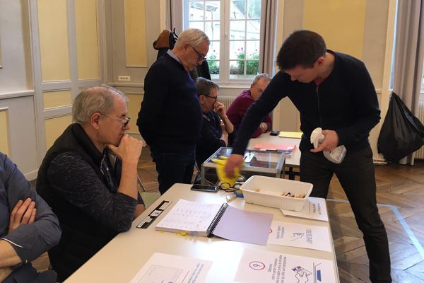 Dans les bureaux de vote à Morlaix, pour le premier tour des municipales