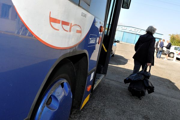 Bus de la TCRA à l'arret à AVIGNON.