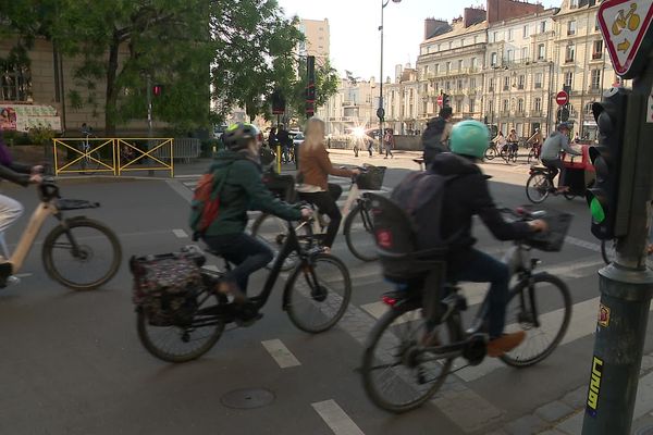 De plus en plus de cyclistes vont au travail à vélo, notamment à Rennes où la bicyclette présente des avantages non négligeables.