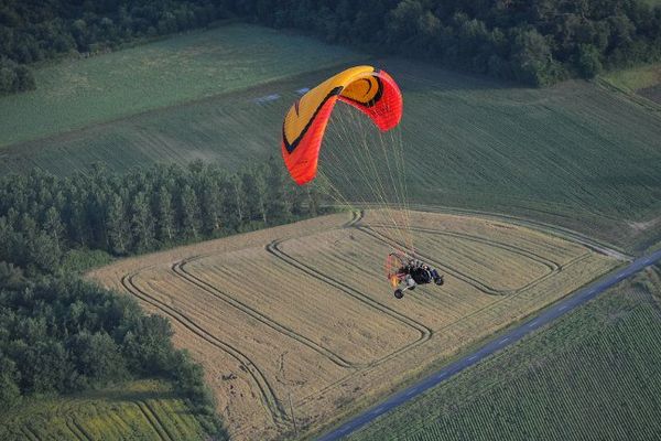 Un ULM en plein vol (image d'illustration).