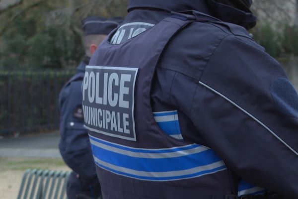 La police municipale a dû se rendre aux abord des écoles pour sécuriser les lieux et rassurer les parents