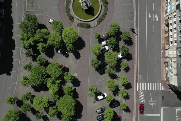 "Moins de goudron, plus d'arbres" sont les maîtres mots de ce programme lancé par le gouvernement en juin 2022.