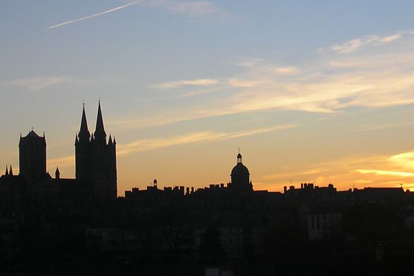 Ombre et lumière : un calme coucher de soleil à Coutances, dans la Manche.