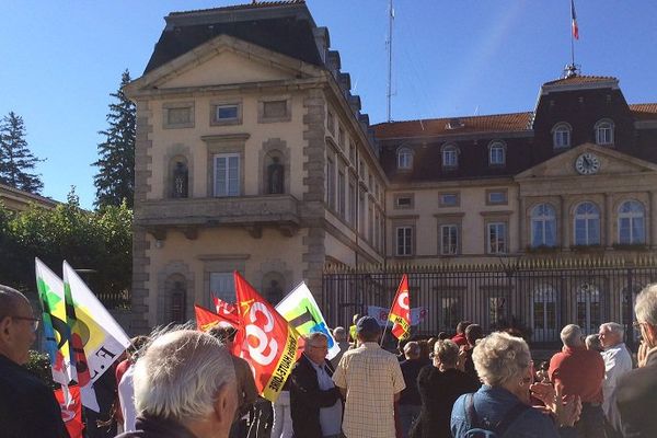 Une centaine de retraités se sont rassemblés le 29 septembre devant la Préfecture de Haute-Loire pour la revalorisation de leurs pensions. 