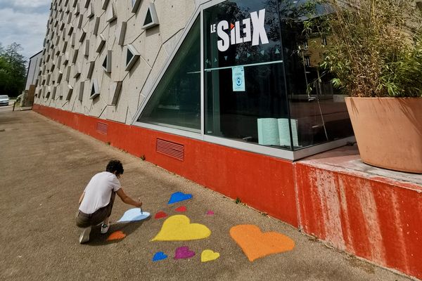 Plusieurs centaines de coeurs en hommage aux centaines de victimes dans l'Yonne vont être peints aux abords du Silex