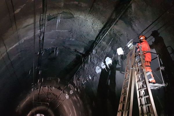 Dans le tunnel de la Motte près de lisieux, le Paris-Caen-Cherbourg ne pouvait plus circuler ce dimanche 14 février, jusqu'à 15 Heures, à causes des stalactites.