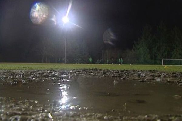 Les pelouses du stade Hector Rolland sont détrempées. Moulins le 11 février 2014.