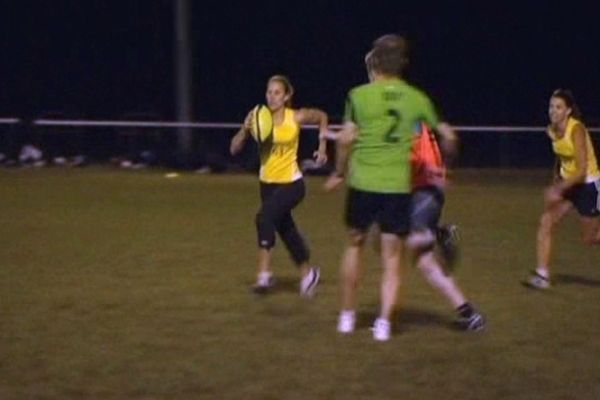 Chaque mercredi, les femmes des joueurs de l'ASM Clermont Auvergne se retrouvent sur un terrain pour un "Touch Rugby", une discipline que leur ont présentée les néozélandaises.