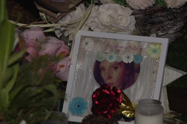 Avant de commencer les recherches, les proches de Delphine Jubillar se sont retrouvés à 18 heures devant son domicile, où sont disposés des photos de la jeune femme, des fleurs et des panneaux de soutien.