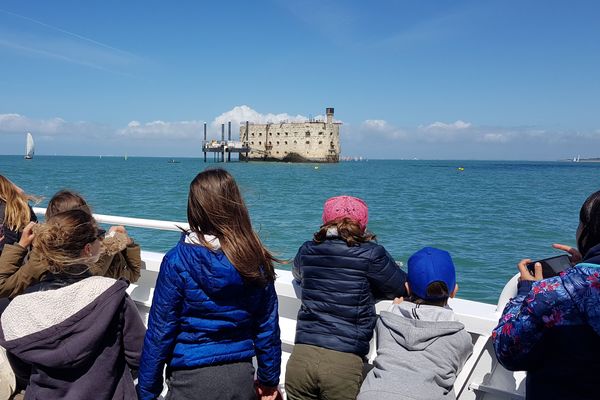 Des enfants accueillis en colo sur l'île d'Oléron à la découverte du fameux Fort Boyard.