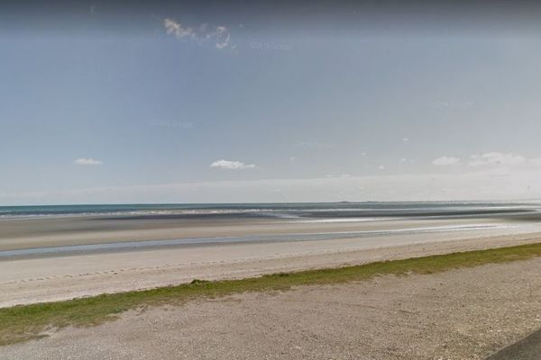 La plage de Fontenay-sur-Mer, près de Cherbourg. 30 kilos de cocaïne y ont été découverts ce samedi 4 mars 2023.