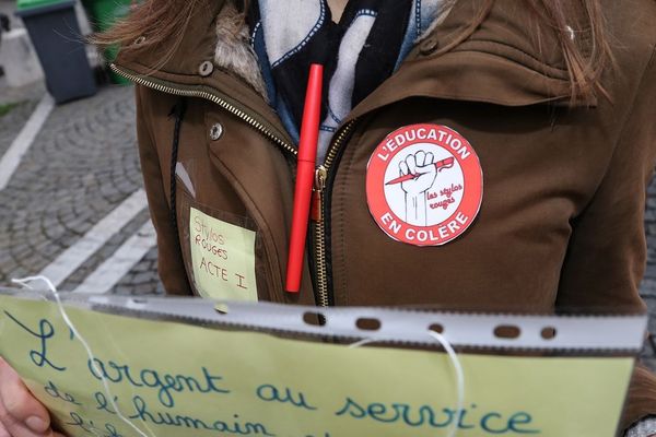 Le mouvement relayé par les stylos rouges devrait mobiliser plus d'une centaine d'établissements lundi 25 mars.