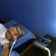 Les personnes atteintes d'apnée du sommeil doivent dormir avec un respirateur, seul traitement efficace à ce jour.