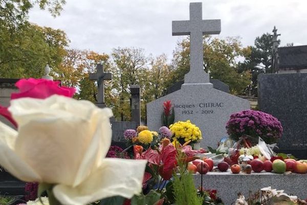 Des visiteurs ont laissé des pommes sur la tombe de Jacques Chirac, en référence au slogan de sa campagne présidentielle de 1995.