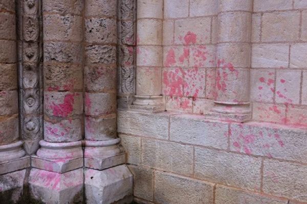 L'église Notre-Dame aspergée d'éosine dans la nuit du mercredi 11 au jeudi 12 septembre 2013. Depuis les traces se sont atténuées mais ont toujours visibles.