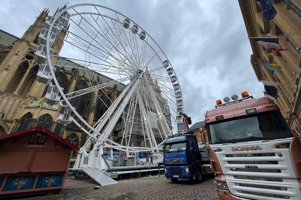 Une personne serait suspendue dans le vide sur la grande roue de la place d'Armes à Metz. Alertés par des passants, les pompiers spécialisés dans les interventions en milieux périlleux sont sur place.