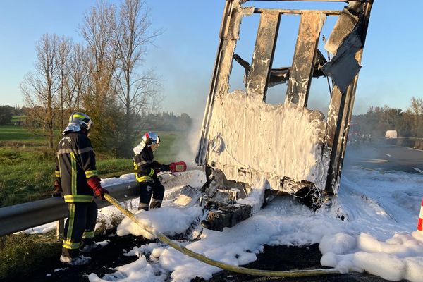 L'incendie du poids lourd dans le virage de Donzenac, sur l'A20, dans le sens Paris-Toulouse, a été à l'origine d'un important panache de fumée en milieu d'après-midi dans les alentours de Brive, ce mercredi 30 octobre.