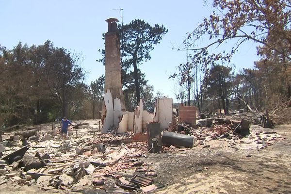 La maison est située dans le quartier bordant le lac de Cazaux en Gironde, l'un des plus sinistrés.