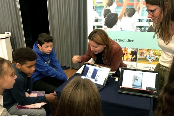 Laure Linot et Carole Pujol de France Télévisions Education proposent des ateliers de sensibilisation aux médias.