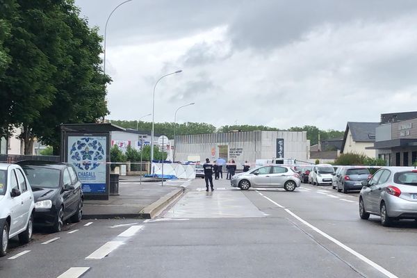 Un homme a été abattu à l'angle des rues Livio et des Frères Eberts, dans le quartier de la Meinau. Il a été recouvert d'une bâche bleue.