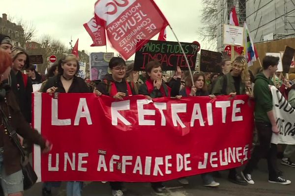 En plus de bloquer les universités, les jeunes n'hésitent pas à descendre dans la rue, ici à Rouen.