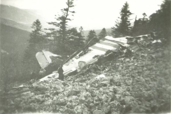 Photo d'un habitant à côté de l'épave de l'avion sur les pentes du Mont Pilat, prise le 2 novembre 1944