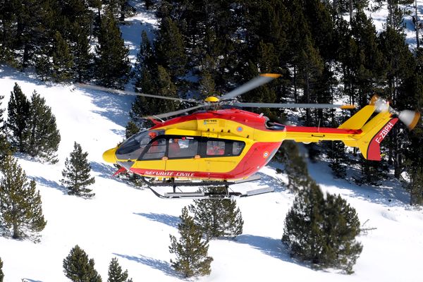 L'hélicoptère Dragon de la Sécurité civile lors d'un secours en montagne. (Archives)