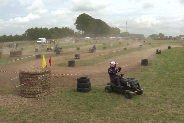 À Gonfreville-Caillot (Seine Maritime), la première course de tracteur tondeuse de Normandie était organisée dimanche 30 juin 2024.