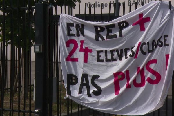 Lundi 2 septembre 2019, c'est la rentrée des classes. Au collège H.Barbusse de Vaulx-en-Velin, les enseignants sont en grève mais les élèves sont accueillis. 