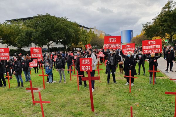 Plus de 500 personnes se sont rassemblées, jeudi 22 octobre, devant la préfecture de Rouen pour alerter sur leur métier en danger.