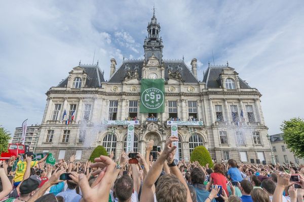 L'an dernier, la foule s'était rassemblée à la mairie pour célébrer la victoire du CSP. 