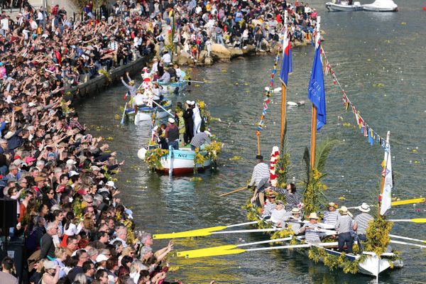 De nombreux spectateurs sont massés sur les quais de Villefranche-sur-Mer comme ici, lors de l'édition de 2020.