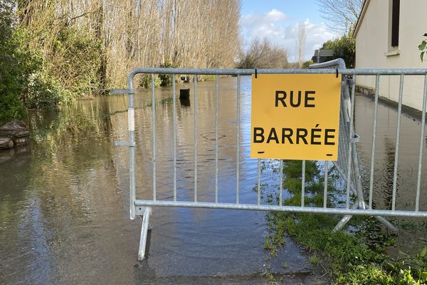 Plusieurs routes et des rues dans les villages autour de st-Pierre-d'Oléron sont coupées par les inondations.