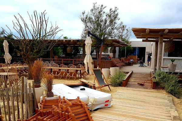 Un établissement de plage prêt à accueillir les clients sur la plage de Pampelone, dans le Var.