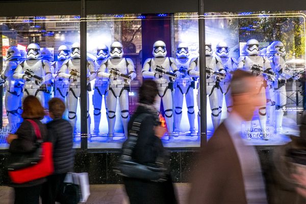 Des vitrines aux tonalités "Star Wars", à Paris.