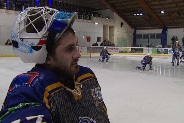 Regard plein de dépit du gardien rémois Filip Kubis à la fin du match