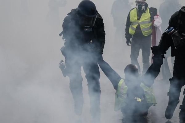 Un manifestant interpellé dans une rue de Paris, le 1er décembre 2018.