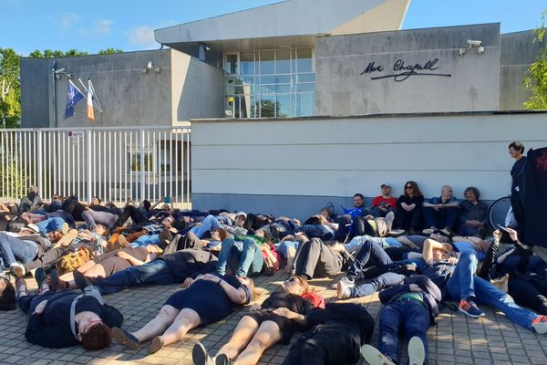 Vers 8h45 ce lundi 17 juin, pendant l'épreuve de philosophie du bac, environ 80 professeurs ont mené une action devant le lycée Marc Chagall, pour protester contre la réforme Blanquer