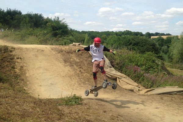 Le moutainboard est l'équivalent tout-terrain du skateboard. 