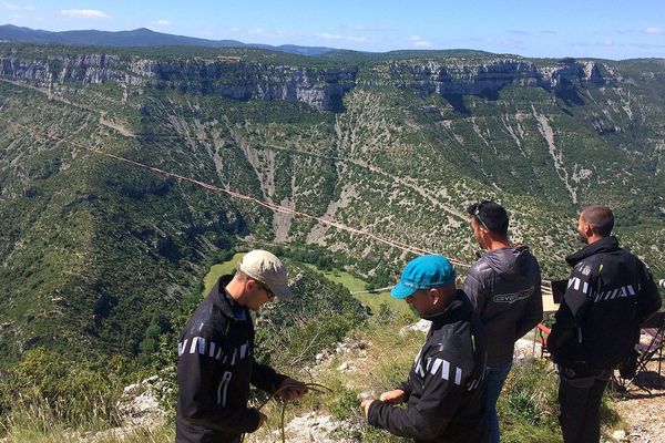 Une slackline de 1.680 mètres entre Gard et Hérault au dessus du Cirque de Navacelles - juin 2017.