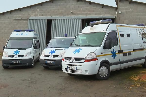 Les trois ambulances envoyées en Ukraine par la Banque Humanitaire et l'association Anjou-Lviv.