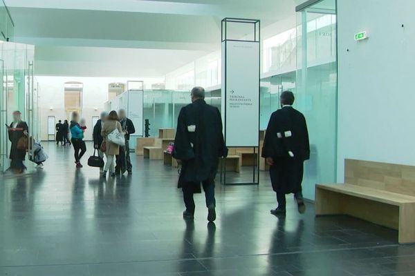 Salle des pas perdus du nouveau palais de justice de Poitiers.