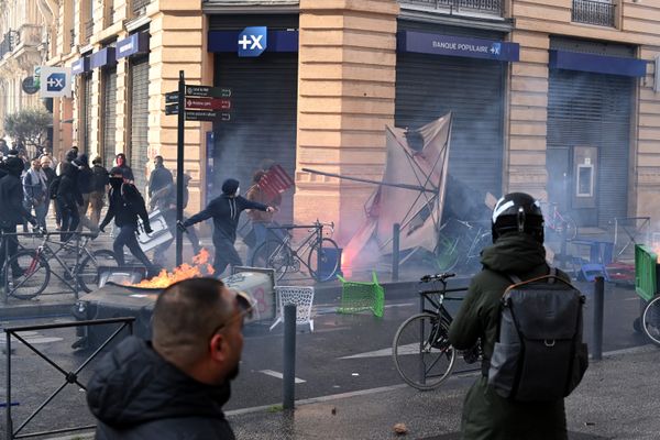 Des black blocs qui participaient à la manifestation à Toulouse le 23 mars ont érigé des barricades avec le mobilier urbains.