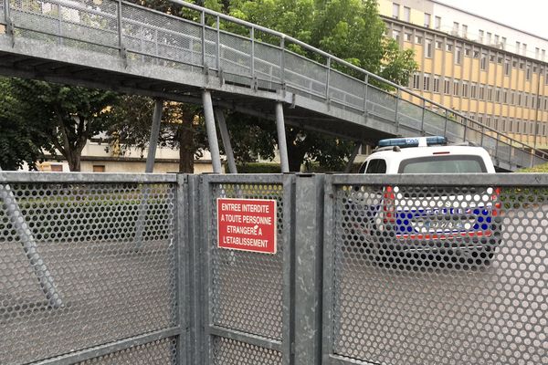 Mercredi 13 septembre 2017, présence policière au lycée Danton de Brive au lendemain de l'agression d'une enseignante. 