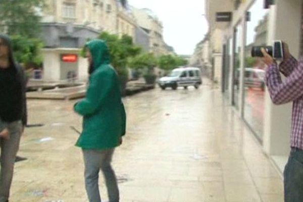 Rue des trois cailloux à Amiens, fin de tournage sous la pluie et le vent.