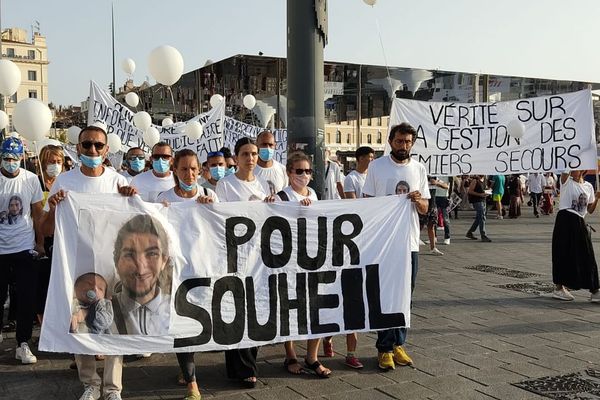 La manifestation partie du Vieux-Port a rejoint la préfecture dans le calme. 