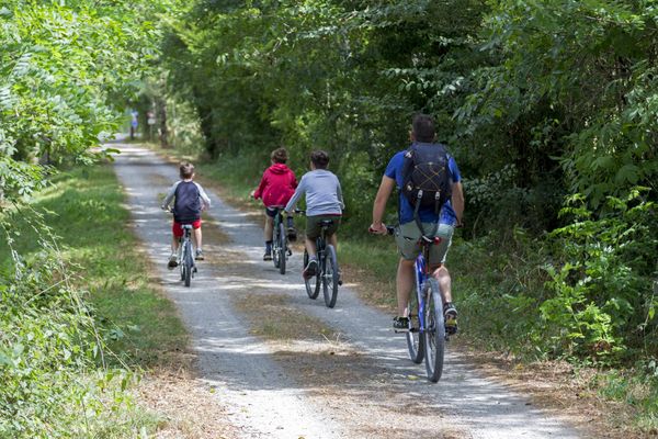 Cyclotouristes à Mirepoix dans le piémont pyrénéen en Ariège.