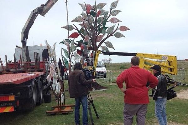 L'arbre de la liberté a été emmené de Lisieux à Ouistreham, 23 avril 2014